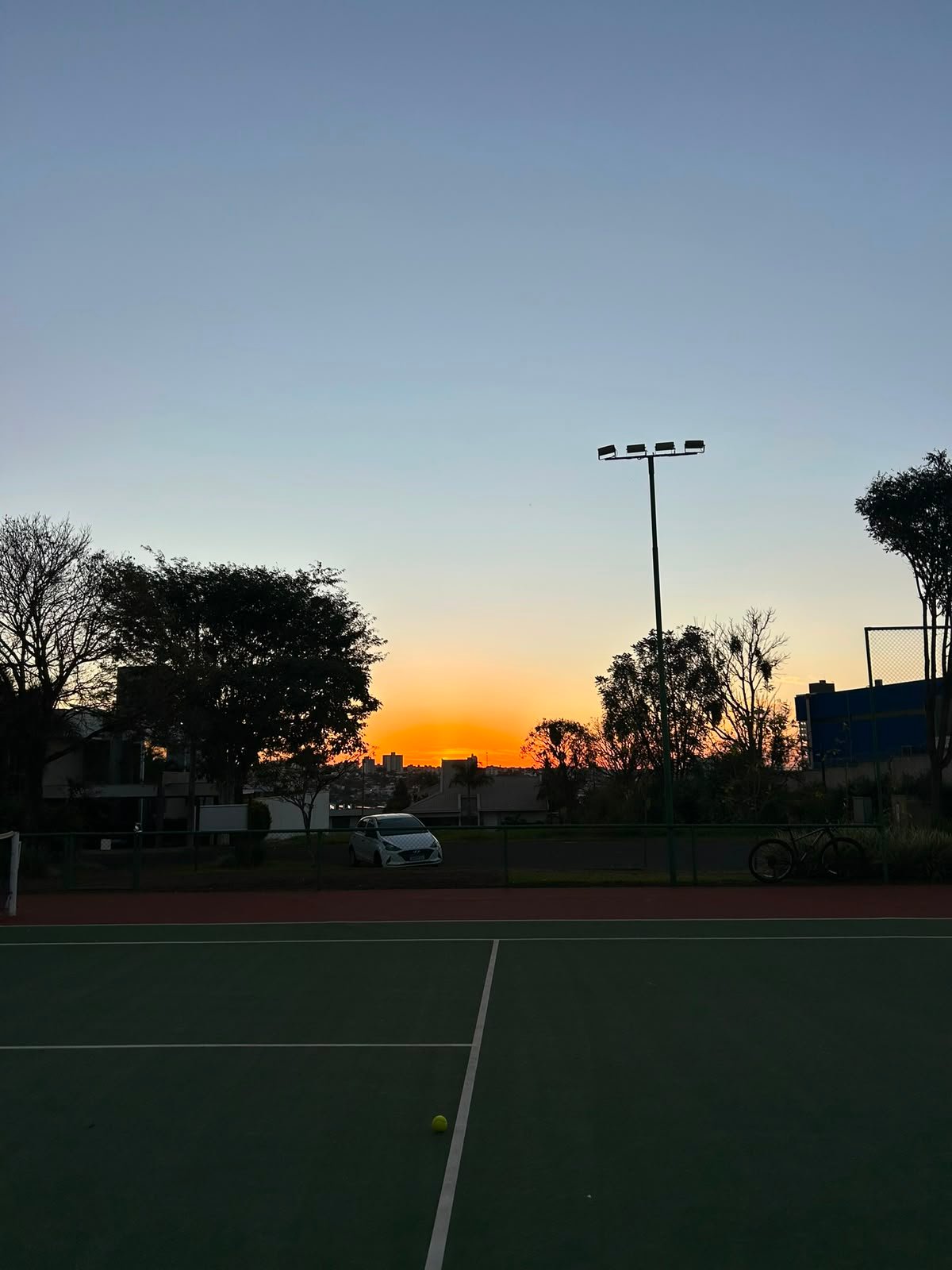 Quadra de tênis ao pôr do sol